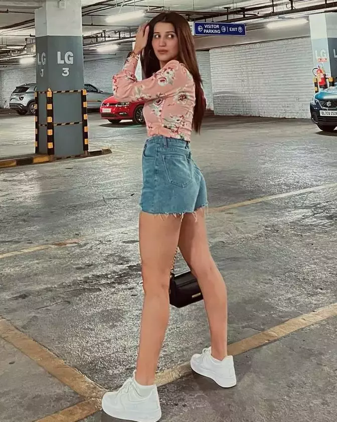 Simran arora outcall escort service premium mumbai provide best romantic pleasures