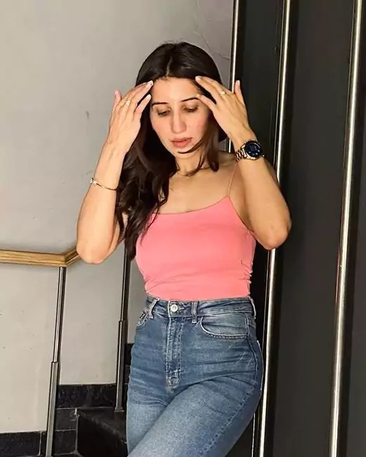 Simran arora service anyone star hotels royal high profile mumbai escorts service